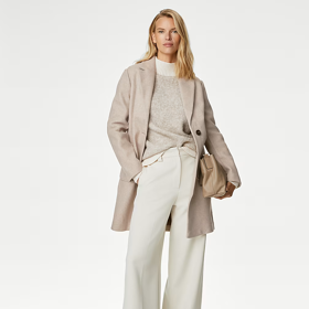 Zásadní roli hrají také barvy a materiály. Outfit pořídíte u značky Marks&Spencer.