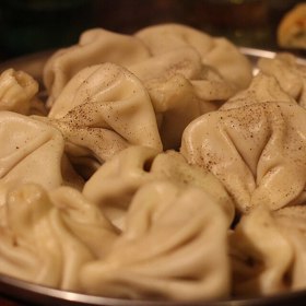 Gruzínský chinkali se nejprve "vypije".