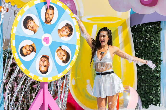 FOTO: Nela Dedková během hry v reality show Love Island. – stránka 5
