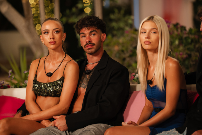 FOTO: Matúš Horváth a Natália Lopašovská svůj vztah podle mnohých jen hrají. – stránka 45