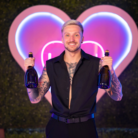 Pepe Smolík přišel do vily Love Islandu ve velkém stylu.