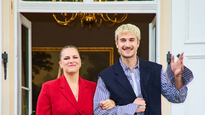 FOTO: Jana Burkiewiczová a Richard Ganzer jako porodci.