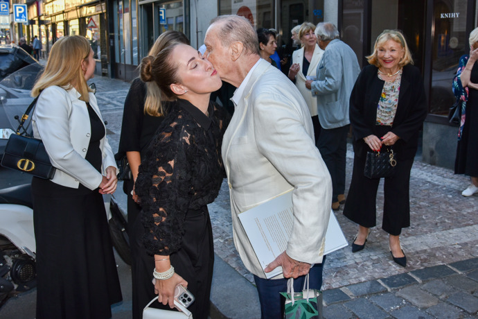 FOTO: Štefan Margita se pozdravil s herečkami. – stránka 2