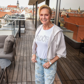 Helena Vondráčková oblékla krémovou přechodovou bundičku k bílém tričku a mladistvým džínám.