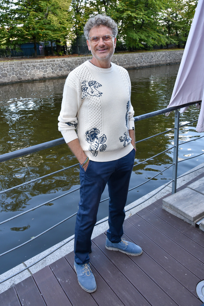 FOTO: Spisovatel Patrik Hartl. – stránka 6