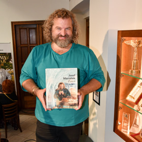 Josef Maršálek na křest oblékl zelenomodré tričko, černé kalhoty a zlaté tenisky. 