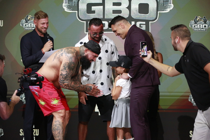FOTO: Alex Cverna s Vasilem Ducárem na staredownu před turnajem GBO Boxing. – stránka 9