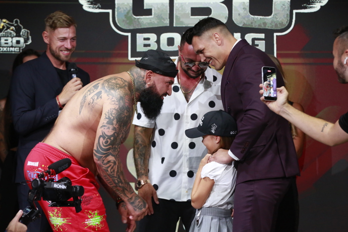 FOTO: Alex Cverna s Vasilem Ducárem na staredownu před turnajem GBO Boxing. – stránka 8