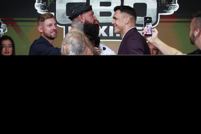 FOTO: Alex Cverna s Vasilem Ducárem na staredownu před turnajem GBO Boxing. – stránka 7