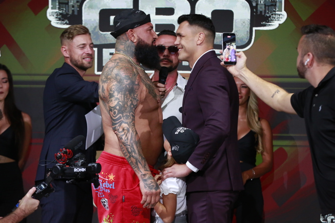 FOTO: Alex Cverna s Vasilem Ducárem na staredownu před turnajem GBO Boxing. – stránka 6