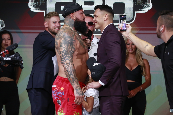 FOTO: Alex Cverna s Vasilem Ducárem na staredownu před turnajem GBO Boxing. – stránka 5
