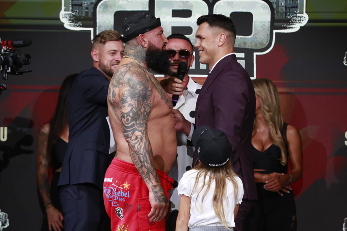 FOTO: Alex Cverna s Vasilem Ducárem na staredownu před turnajem GBO Boxing. – stránka 4
