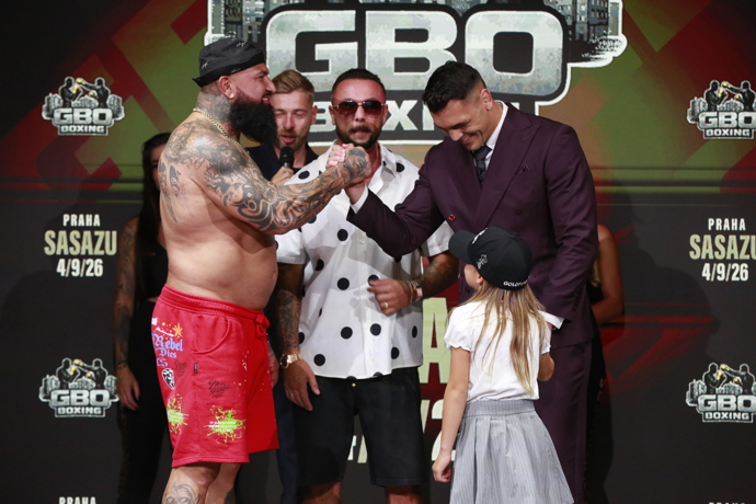 FOTO: Alex Cverna s Vasilem Ducárem na staredownu před turnajem GBO Boxing. – stránka 3