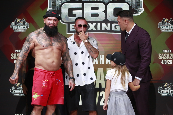 FOTO: Alex Cverna s Vasilem Ducárem na staredownu před turnajem GBO Boxing. – stránka 2
