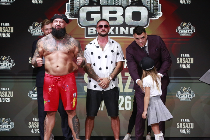 FOTO: Alex Cverna s Vasilem Ducárem na staredownu před turnajem GBO Boxing. – stránka 1