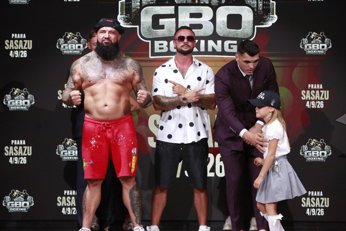 FOTO: Alex Cverna s Vasilem Ducárem na staredownu před turnajem GBO Boxing.