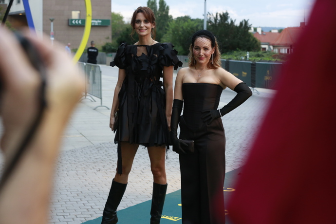 FOTO: Na premiéře Zrádců - Daniela Brzobohatá a Veronika Arichteva. – stránka 55