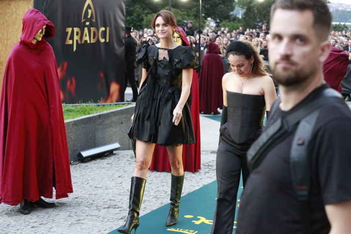 FOTO: Mezi hosty premiéry nové řady Zrádců dorazila i Daniela Brzobohatá. – stránka 54