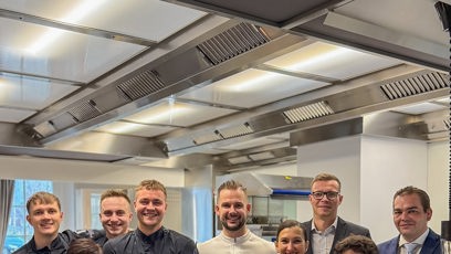 FOTO: Jan Knedla se svým týmem v kuchyni restaurace Papilio, která získala dvě michelinské hvězdy.