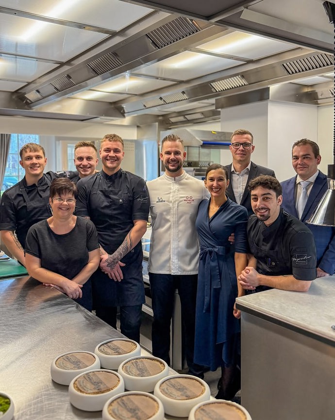 FOTO: Jan Knedla se svým týmem v kuchyni restaurace Papilio, která získala dvě michelinské hvězdy. – stránka 4