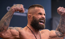 MMA zápasník Karlos Vémola je ve formě.