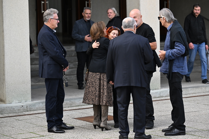 FOTO: Marie Rottrová v objetí s Luciou Šoralovou. – stránka 1