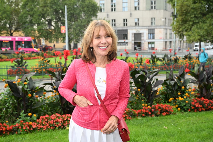 FOTO: Michaela Dolinová pomáhá dětem. – stránka 4