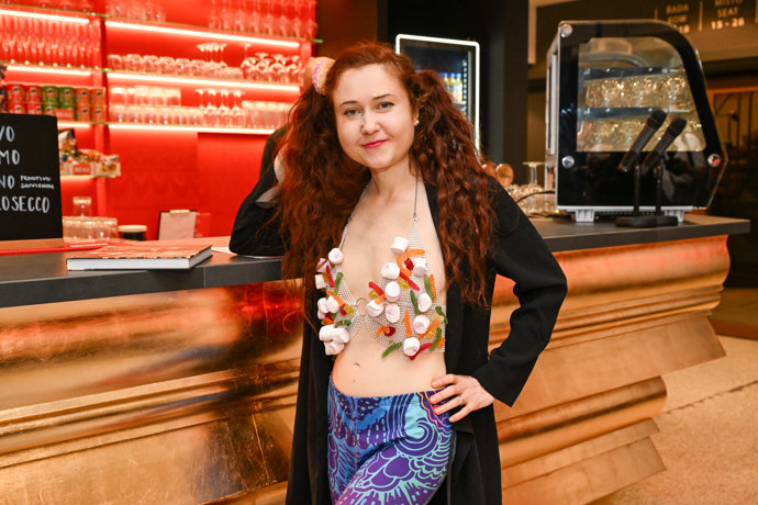 FOTO: Eva Toulová na křtu knihy Cukrařina s příběhem. – stránka 12