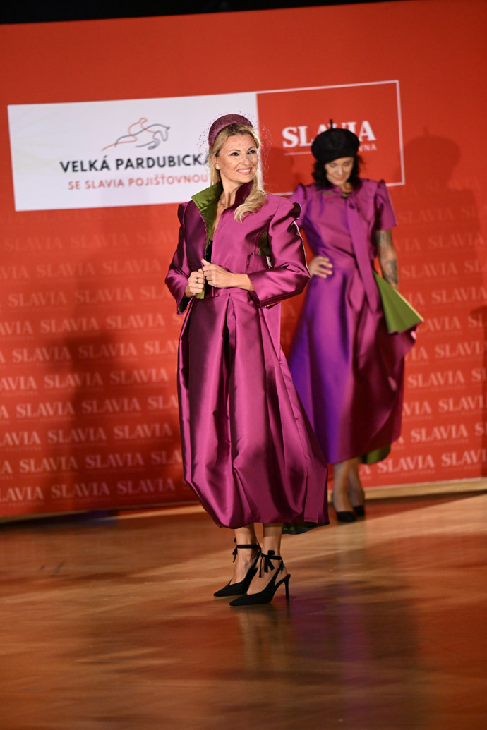 FOTO: Kocurová byla ve fialové nádherná. – stránka 21