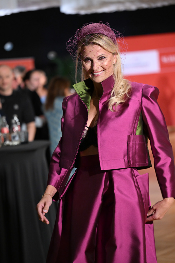 FOTO: Krásná Kocurová v outfitu od Beaty Rajské. – stránka 19