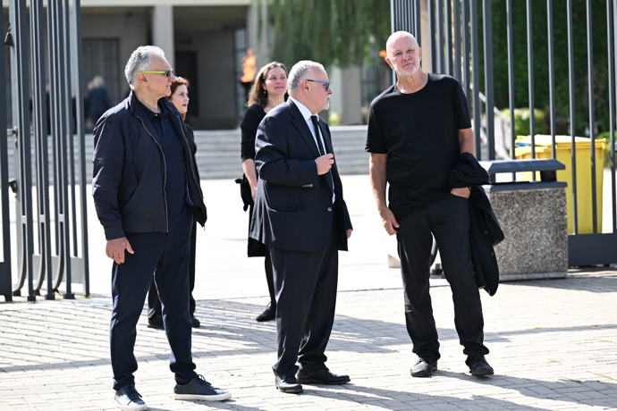 FOTO: Ondřej Soukup se po pohřbu lehce i usmál. – stránka 2