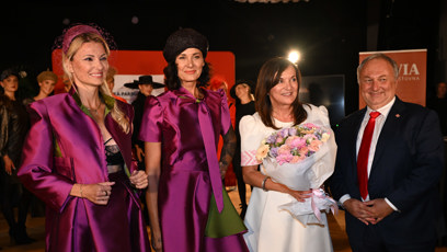 FOTO: Beata Rajská dostala na konci večera květinu.