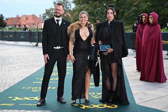 FOTO: Michaela vynesla obří výstřih. – stránka 276