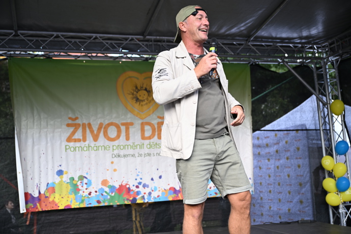 FOTO: Petr Vondráček na pódiu. – stránka 1