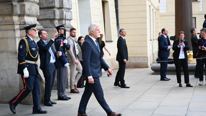 FOTO: Prezident Petr Pavel šel přivítat jordánský královský pár.
