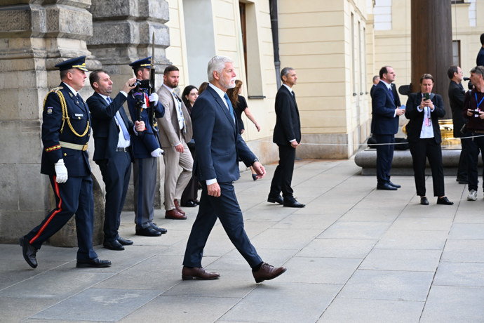 FOTO: Prezident Petr Pavel šel přivítat jordánský královský pár. – stránka 4