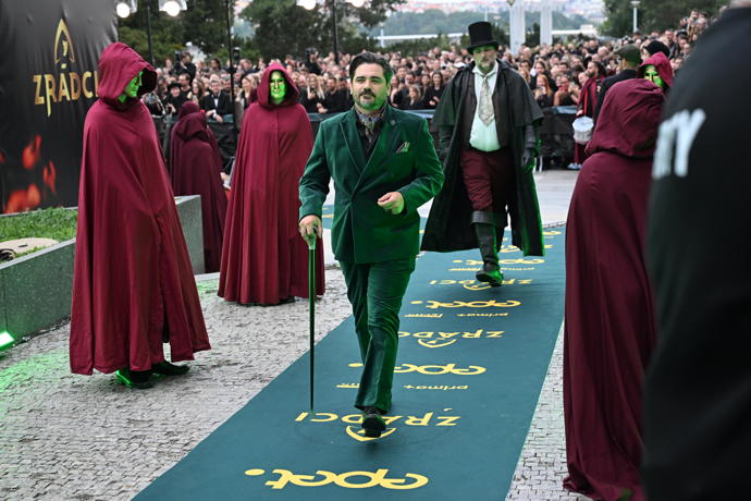 FOTO: Vojta Kotek přichází do kongresového centra jako hradní pán. – stránka 61