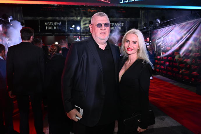 FOTO: Podnikatel Ivo Rittig se při příchodu moc nadšeně netvářil. – stránka 71