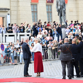 Eva Pavlová upravovala svému muži sako.