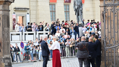 FOTO: Eva Pavlová upravovala svému muži sako.