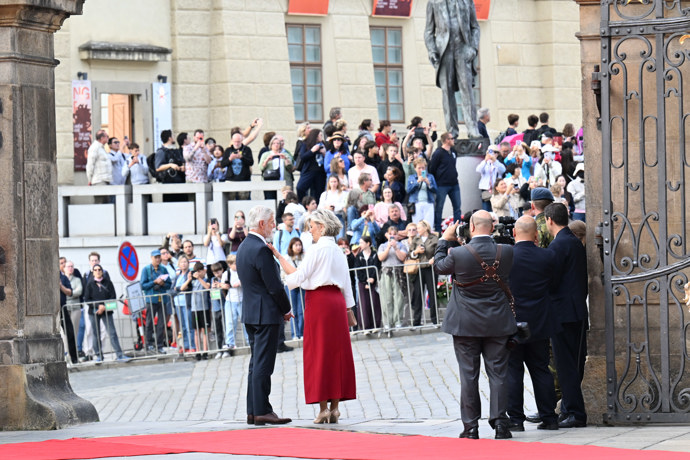 FOTO: Eva Pavlová upravovala svému muži sako. – stránka 3