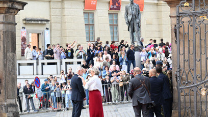 FOTO: Eva Pavlová upravovala svému muži sako.