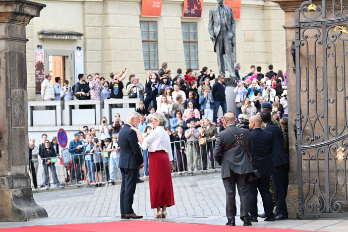 FOTO: Eva Pavlová upravovala svému muži sako. – stránka 1