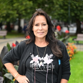 Heidi Janků tentokrát doma nechala minišaty a oblékla černé tričko s potiskem, svetřík a džíny. 