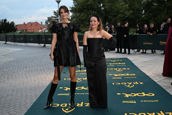 FOTO: Veronika Arichteva a Daniela Brzobohatá na premiéře Zrádců. – stránka 57