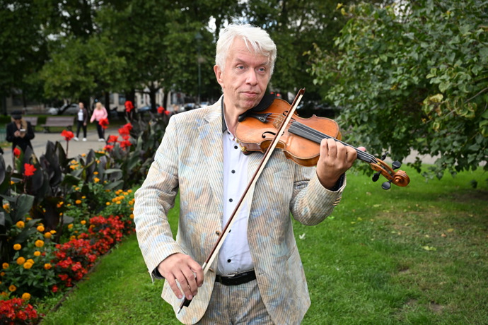 FOTO: Houslista Jan Svěcený. – stránka 1