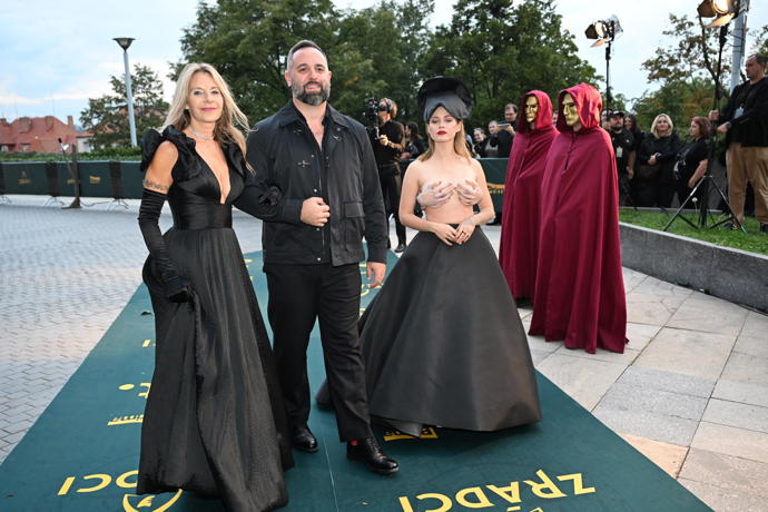 FOTO: Anastázie Meindl po boku svých kolegů z reality show Zrádci. – stránka 58