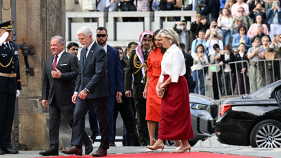 FOTO: Prezident Petr Pavel s manželkou Evou přivítali na Hradě jordánský královský pár.