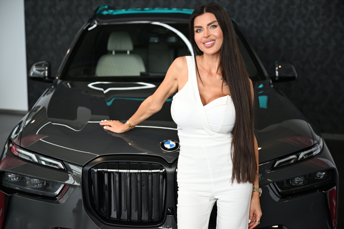 FOTO: Lela Ceterová se svým novým BMW. – stránka 39