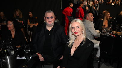 FOTO: Ivo Rittig se s manželkou usadil ke stolu.